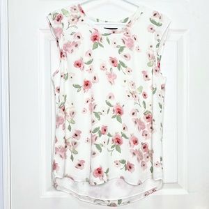 Cap sleeve printed blouse.